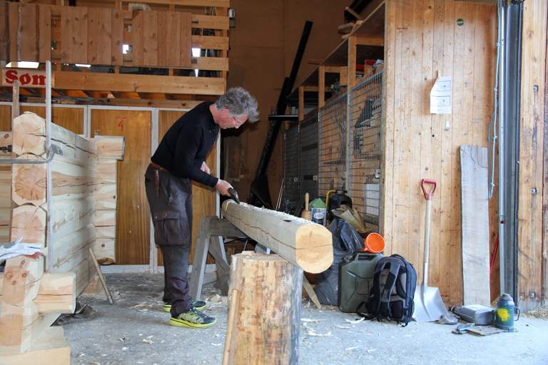 Per-Willy Færgestad arbeider på den samme gapahuken som Hege Laugerud - i hvert sitt hjørne. Foto: Christer Stenby