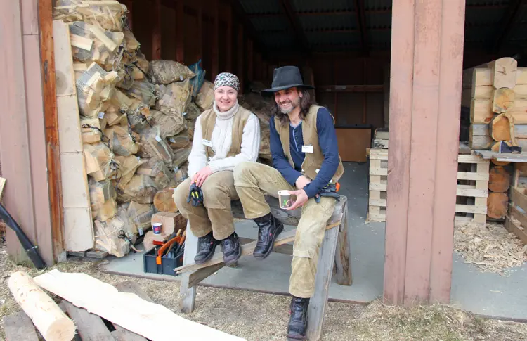Evelina Michalowski og Piotr Michalowski som opprinnelig kommer fra Polen - nå er de bosatt i Norge for å lære mer om lafting og eldre byggeskikk. Har reist rundt i verden for å lære seg mer om eldre håndverk. Foto: Christer Stenby