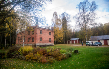 Kraftstasjonen bærer alderen sin godt, og bortsett fra skadene som er forårsaket av mange år med taklekkasjer, er bygningen i god stand, takket være gode materialer og godt håndverk. Foto: Sjur harby