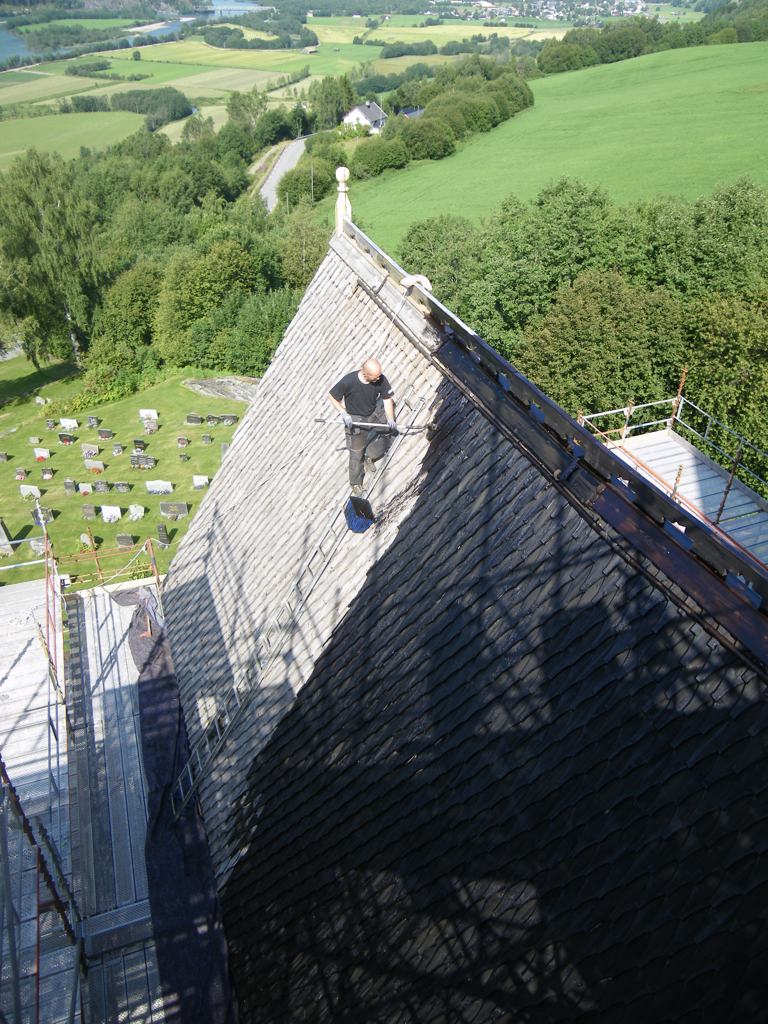 Arbei på taket, Ringebu stavkirke. Foto: Stokk & Stein