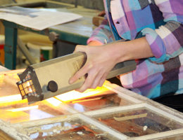 Vindusrestaurering på Røros bygningsvernsenter. Foto: CEWG