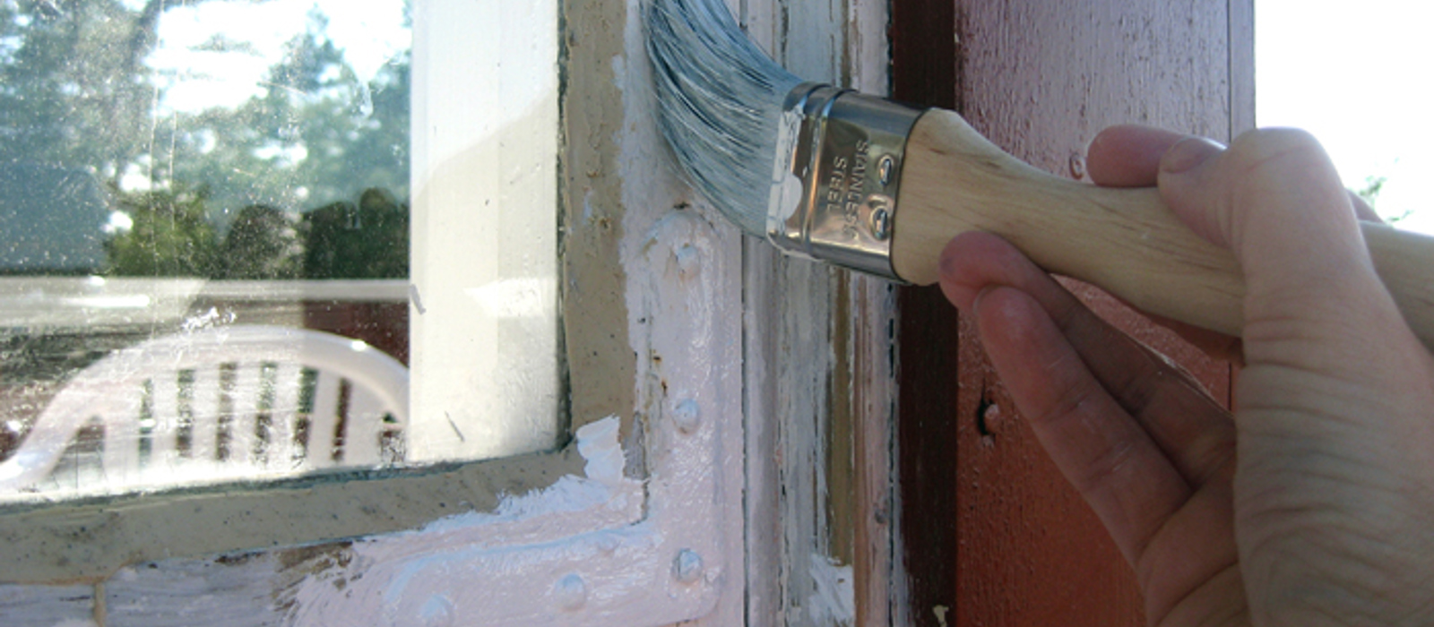 Vinduet males med linoljemaling, sikkert ikke for første gang. Foto: CEWG