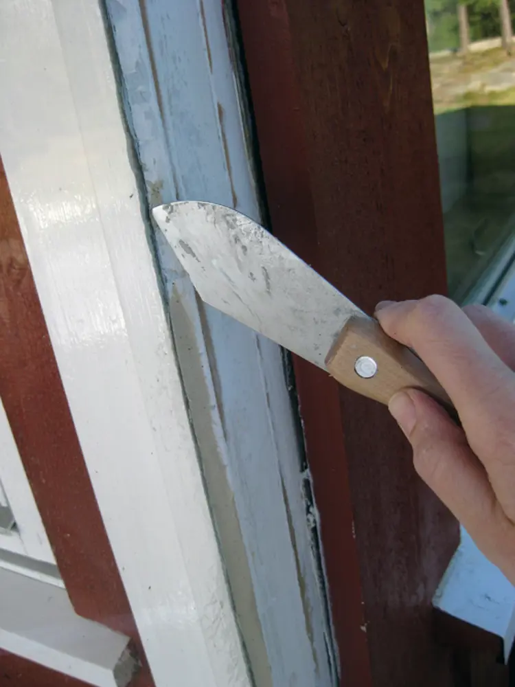 Kitting går lettere med en kittkniv - og iblandet pepper skal det få stå i fred for småfuglene. Foto: CEWG