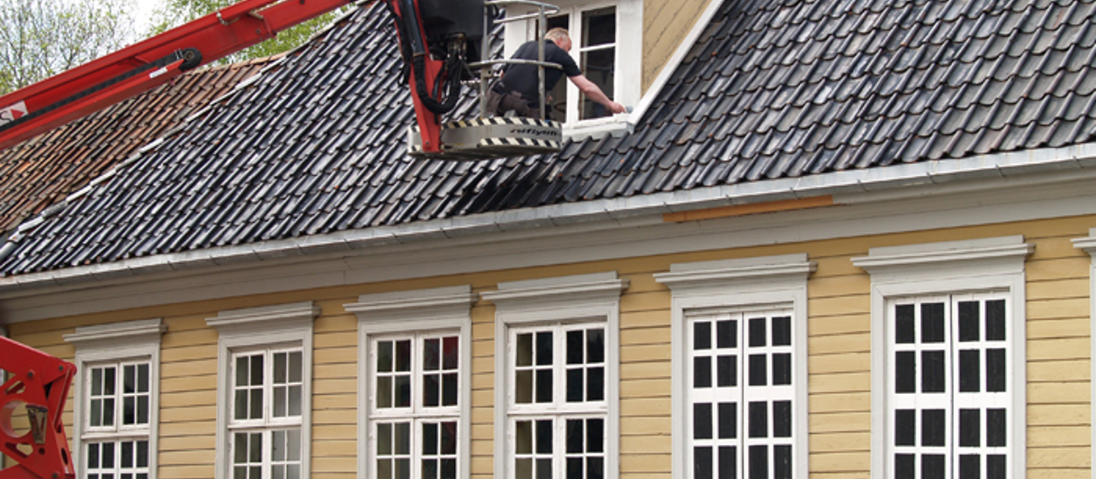 Malerarbeider i høyden på Folkemuseet. Foto: CEWG