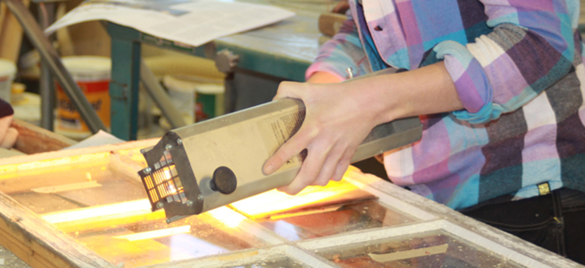 Vindusrestaurering på Røros bygningsvernsenter. Foto: C. W. Grøndahl, Bygg og Bevar