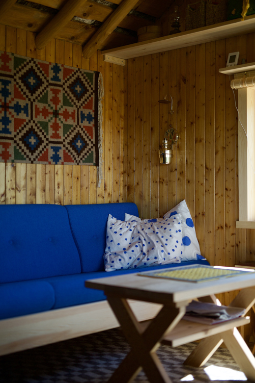 sofa-blaa-stue-hytte-interioer-panel