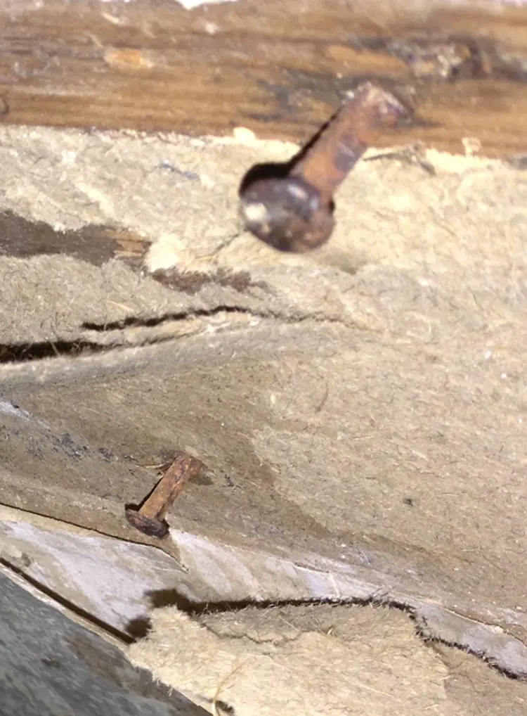 Her sit dei, sluskane. Utan list, og framleis solid forankra i veggen. Foto: Anne-Sara Svendsen