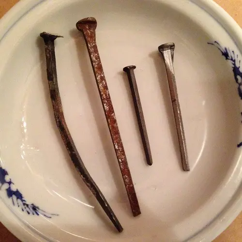 Eit lite utval av klippspikar, den lengste er 10 cm lang. Den til høgre er nykjøpt. Foto: Anne-Sara Svendsen