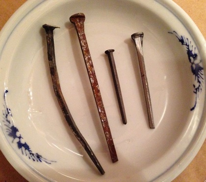 Eit lite utval av klippspikar, den lengste er 10 cm lang. Den til høgre er nykjøpt. Foto: Anne-Sara Svendsen