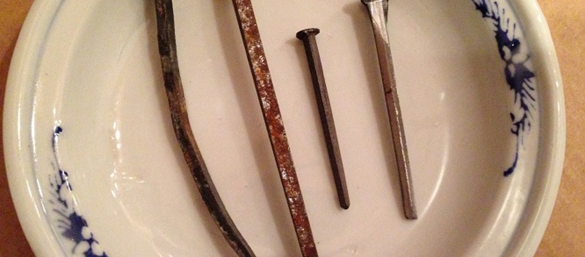 Eit lite utval av klippspikar, den lengste er 10 cm lang. Den til høgre er nykjøpt. Foto: Anne-Sara Svendsen