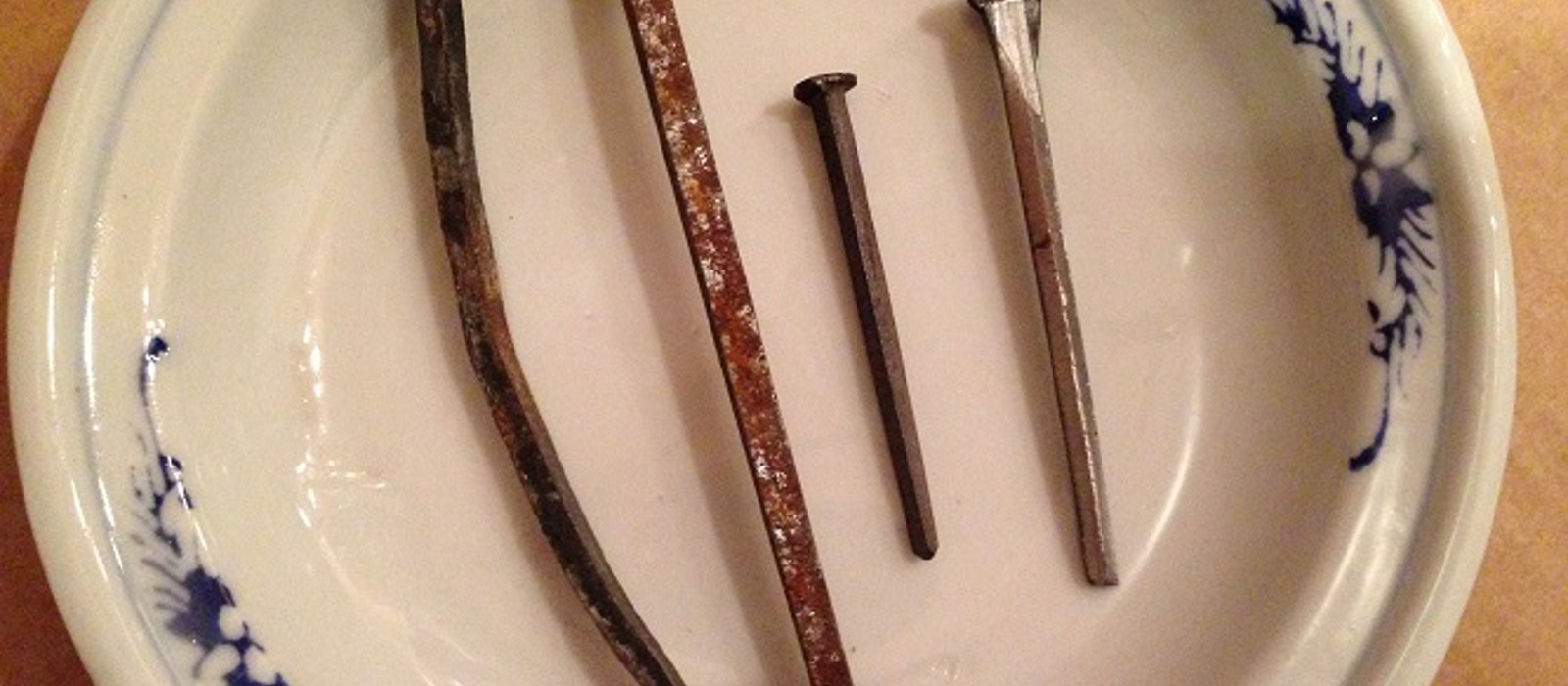 Eit lite utval av klippspikar, den lengste er 10 cm lang. Den til høgre er nykjøpt. Foto: Anne-Sara Svendsen