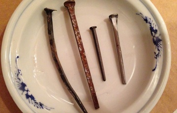 Eit lite utval av klippspikar, den lengste er 10 cm lang. Den til høgre er nykjøpt. Foto: Anne-Sara Svendsen