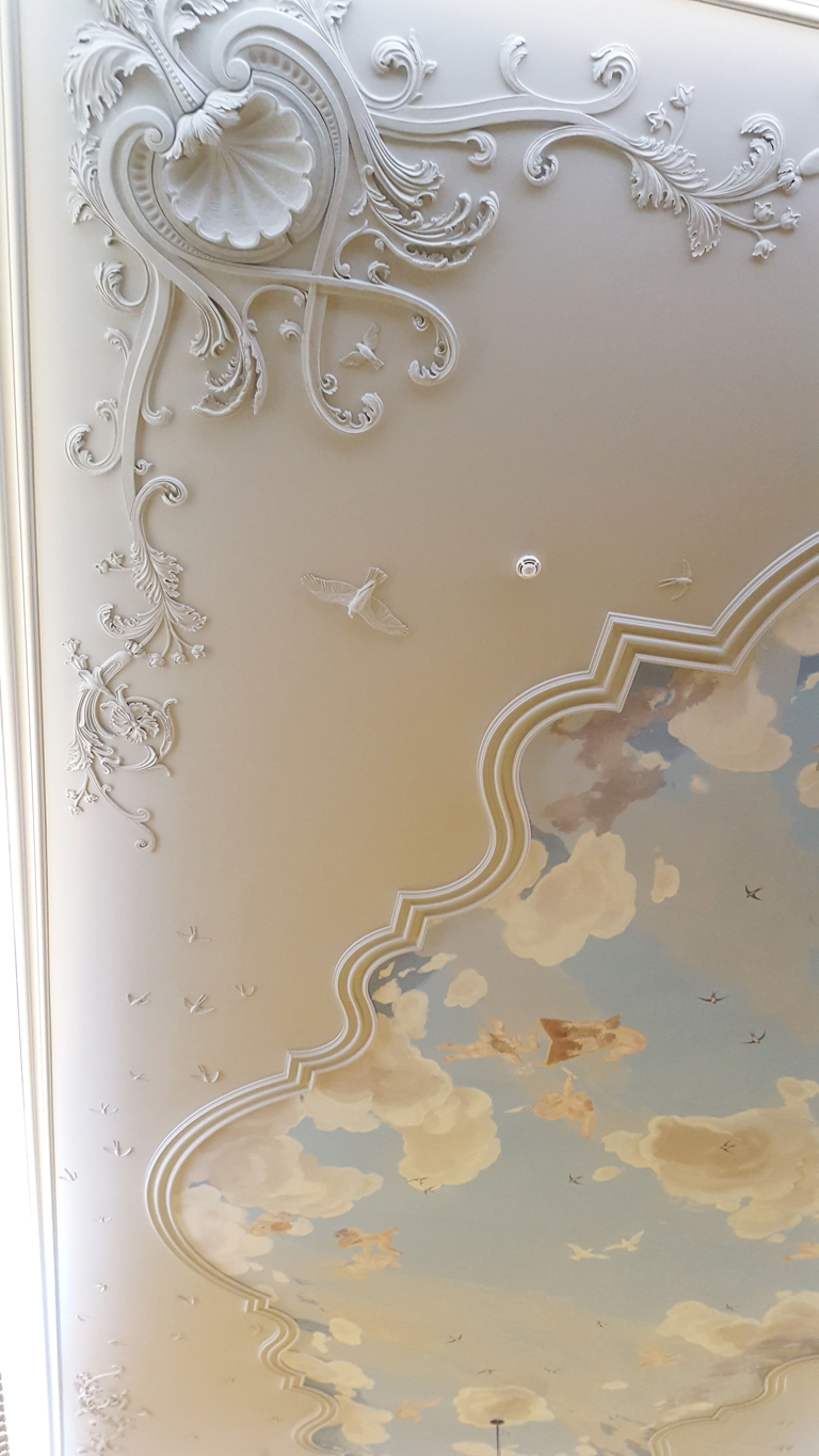 Rokokkosalen på Gand Hotel i Oslo. Gipsdekoren er laget av gipsmaker Peter van der Ent og takmaleriet er utført av malermester Axel Dahlgren og medarbeidere. Foto: Peter van der Ent