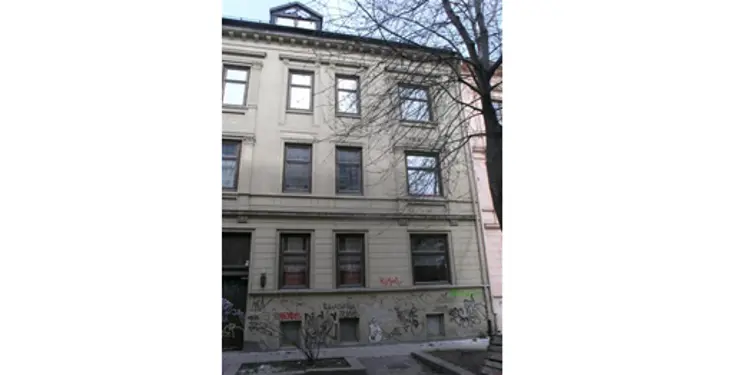 Sokkelen har mistet detaljer, men fått en ny alternativ utsmykning. Foto: A. L. Høyer