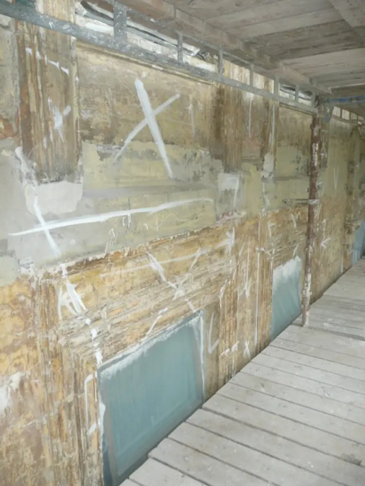 Etter malingsfjerning sees sementreparasjonen som holder fukt inne. Foto: A. L. Høyer AS