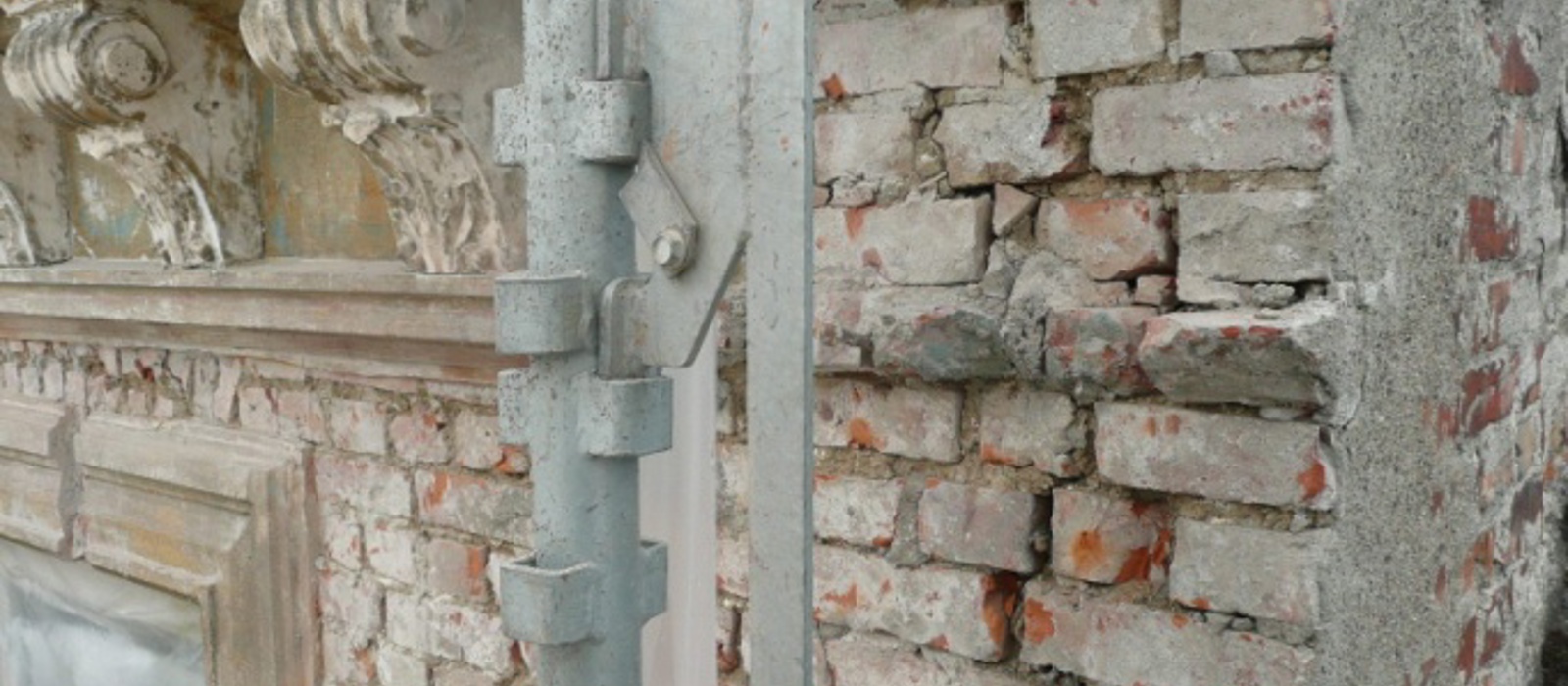 Manglende fuger pga lekkasjer fra nedløp. Foto: A. L. Høyer AS