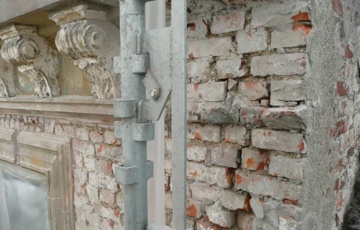 Manglende fuger pga lekkasjer fra nedløp. Foto: A. L. Høyer AS