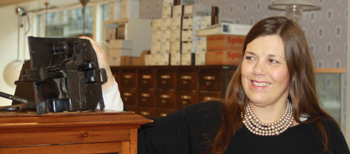 Torill Løvstad viser en smidd lås. Foto: CEWG