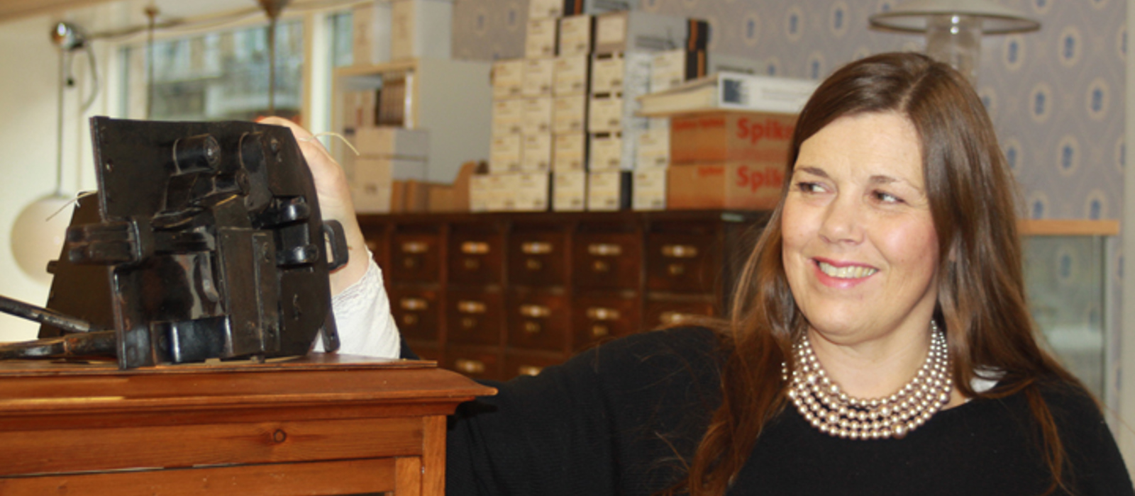 Torill Løvstad viser en smidd lås. Foto: CEWG