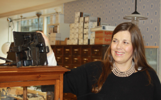 Torill Løvstad viser en smidd lås. Foto: CEWG