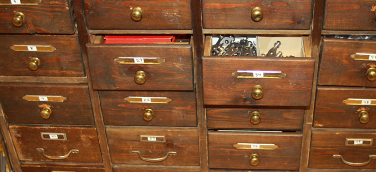 Skuffer med smådeler. Foto: CEWG