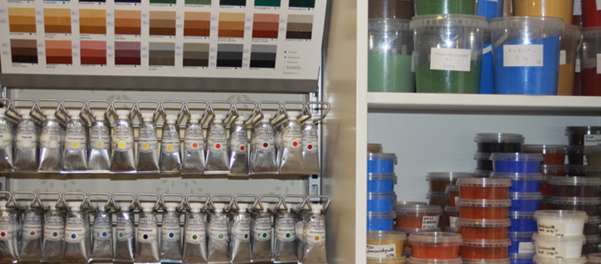 Pigmenter og små tuber hos MOLO AS. Foto: CEWG