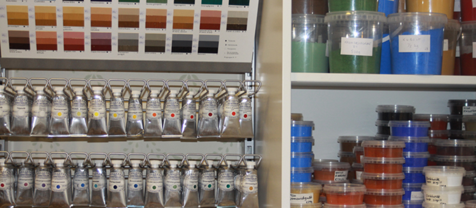 Pigmenter og små tuber hos MOLO AS. Foto: CEWG