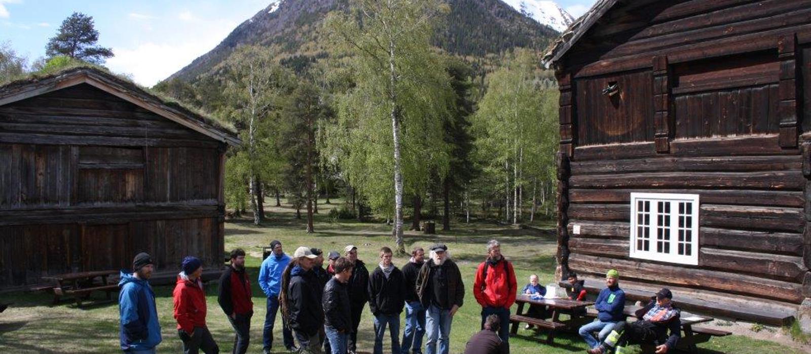 Etter en sosial pizzalunsj på Nordal ble resten av dagen brukt i Presthaugen, hvor Lom Bygdamuseum er lokalisert.