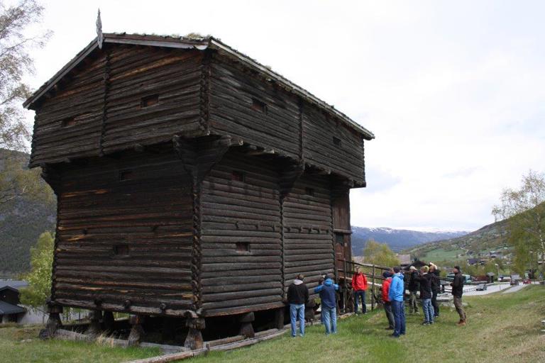 Ved inngangen til museet ligger et av Norges største stabbur, Storstabburet fra 1613. Dette var tidligere kornmagasin på prestegarden i Lom, men inneholder i dag ei permanent utstilling om den særegne vatnings- og dyrkingskulturen i Lom.