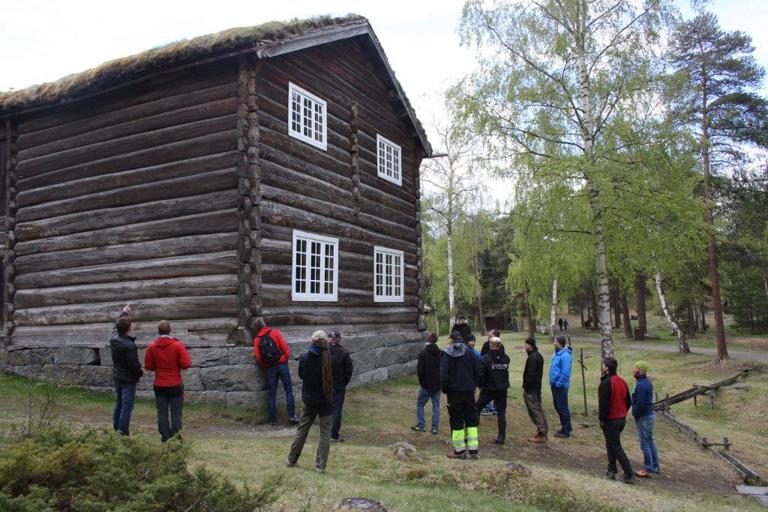 Husa på Lom Bygdamuseum er flytta og satt opp i perioden 1944 – 1960 og kommer fra forskjellige gårder i Lom og Vågå. Museet har tre tun, en storgard, en husmannsplass og ei seter, i tillegg til ei skolestue fra Galde i Bøverdalen. 