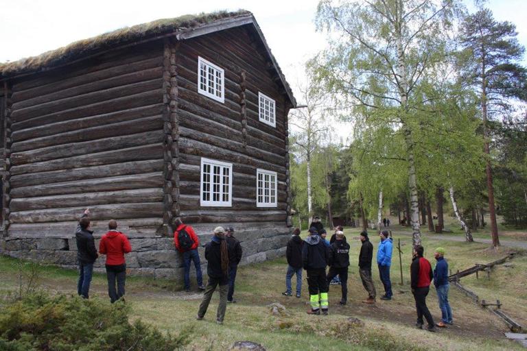 Husa på Lom Bygdamuseum er flytta og satt opp i perioden 1944 – 1960 og kommer fra forskjellige gårder i Lom og Vågå. Museet har tre tun, en storgard, en husmannsplass og ei seter, i tillegg til ei skolestue fra Galde i Bøverdalen.