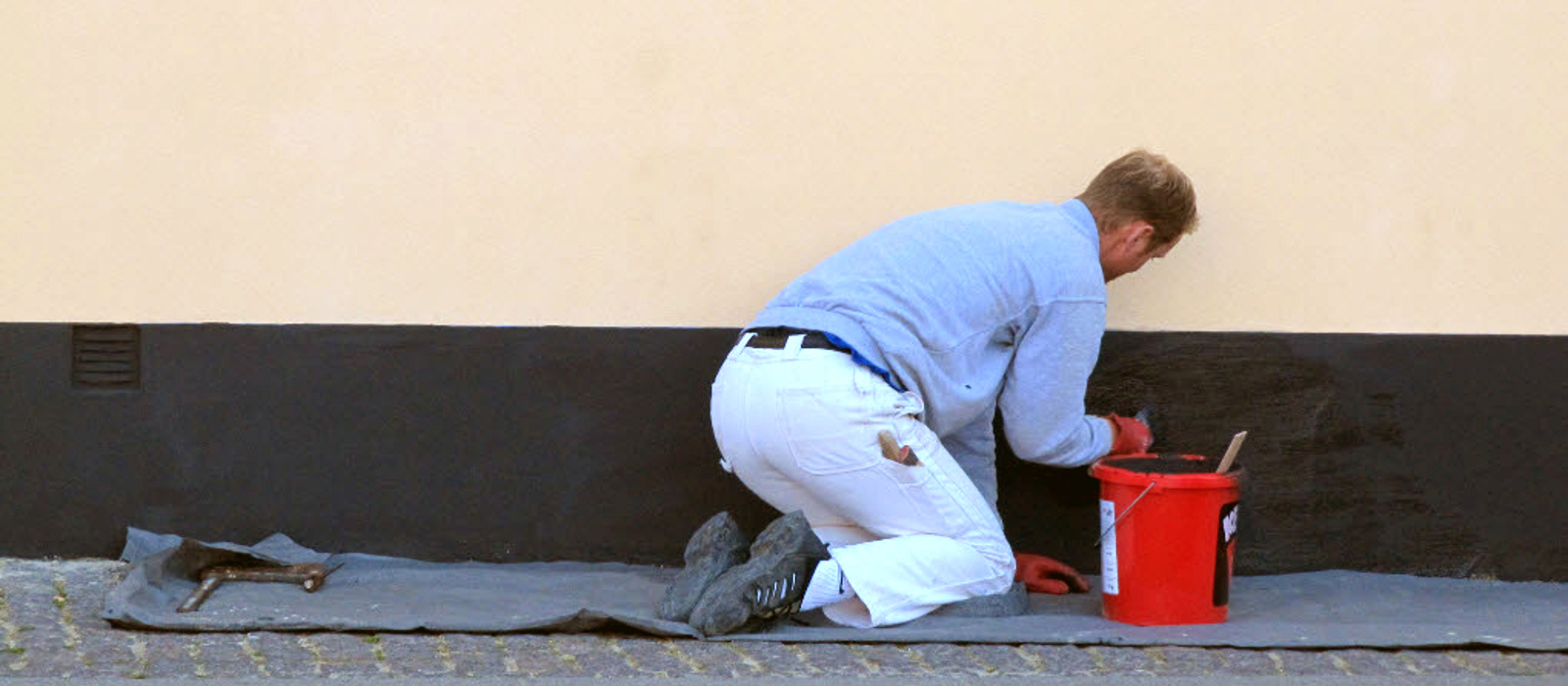 Regelmessig vedlikehold bevarer fasaden. Men det er viktig å velge riktig produkt, her males det med silikatmaling. Foto: Weber
