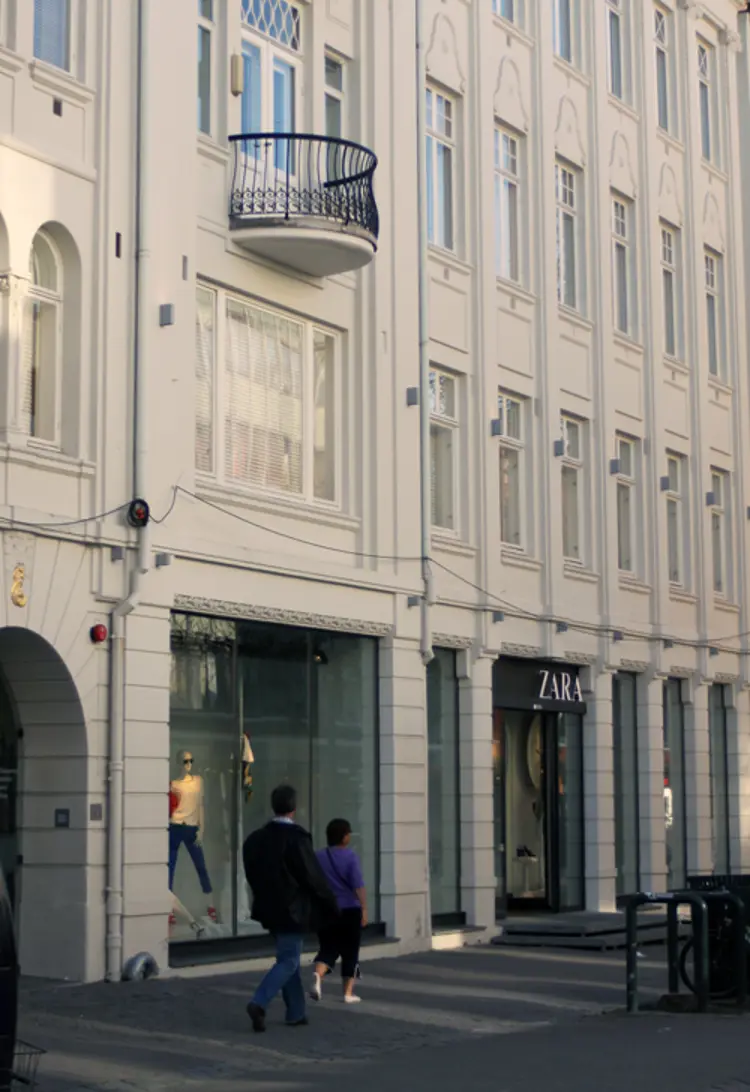 Nordregate 8, i dag er det klær som selges i lokalene som tidligere huset Erichsen Konditori. Foto: CEWG