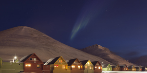 Fargerike hus i Spitsbergen på Svalbard. 9 hus ble tragisk tatt av ras desember 2015. Husene på bildet berget. Foto: Spitsbergen Travel, Hanne Feyling