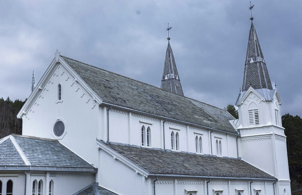 Det var ulik type skifer på hovedskipet og sideskipene. Steinene som var dårlige, ble supplert med skifer fra sakristiet. Foto: Marlen Langeland Hagen, Bygg og Bevar