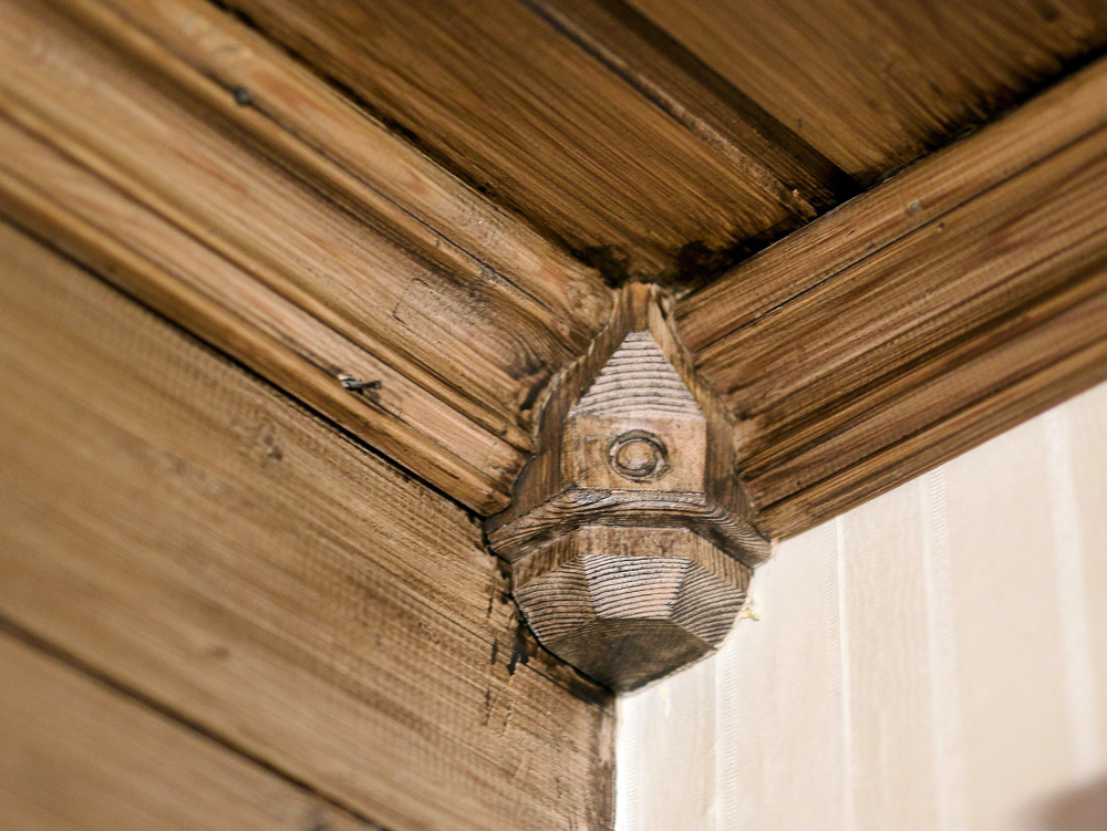 Detalj av taksperre og himling – ornamentikk og treverk fikk igjen plass i boligarkitekturen på 1970-tallet. Foto: Lise Bjelland