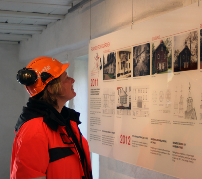 Inne i breneriet viser utstillingen planene for arbeidet som gjøres, og resultatene av restaureringen. Foto: CEWG
