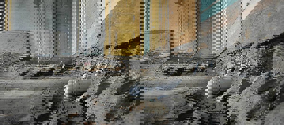 Skadet bjelke i etasjeskillet. Foto: Solvorn Laft og Bygg.jpg