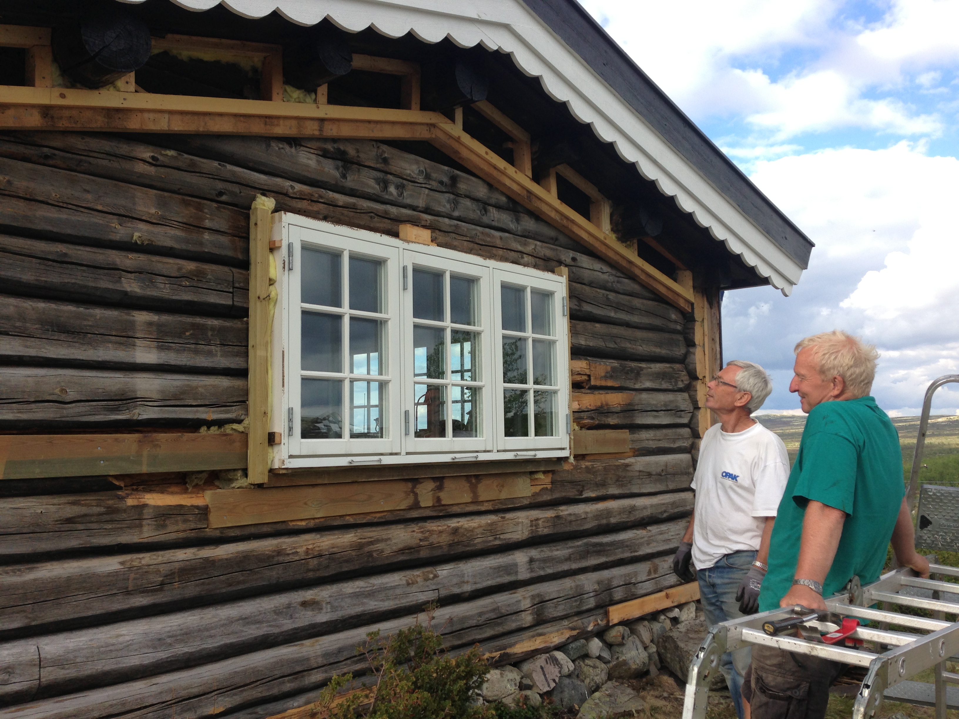 Gammel kledning revet og klar for ny tretoms utforing.jpg