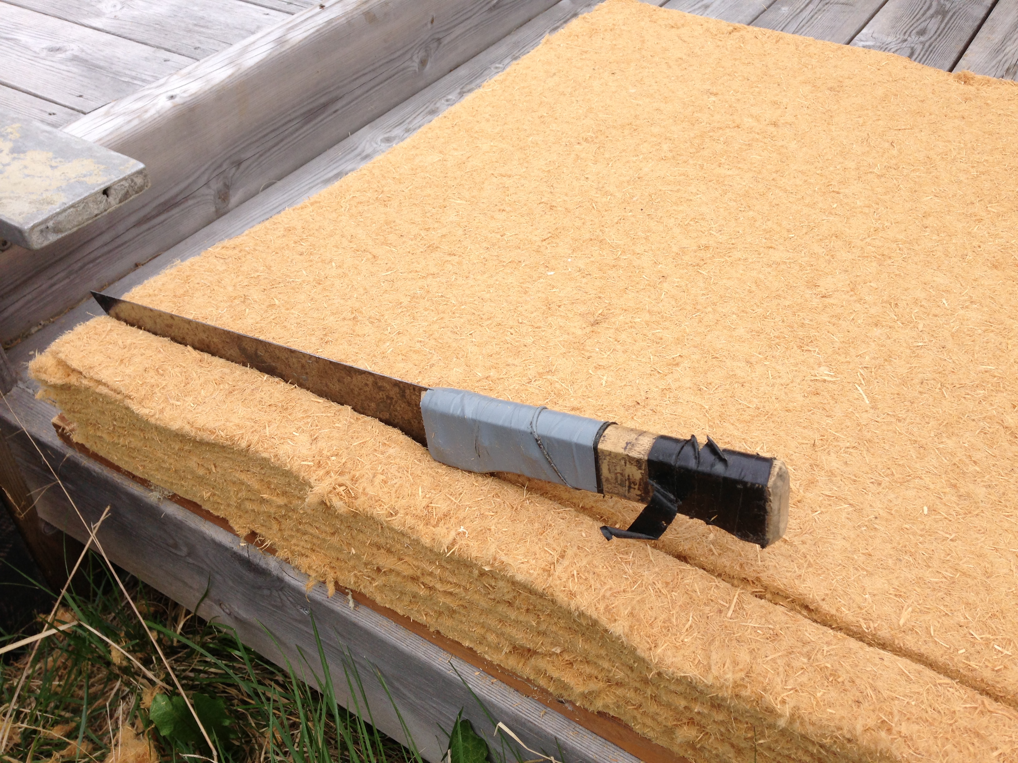 Greit aa skjaere med vanlig Glavakniv men den maa vaere skarpslipt.jpg