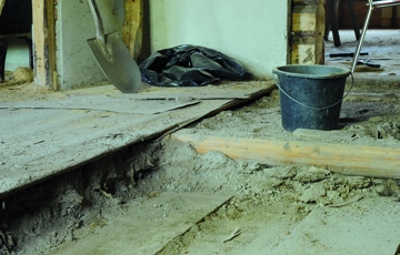 I eldre hus finner du garantert stubbloftsleire som isolasjonsmateriale. Denne kan du trygt la ligge mellom etasjene, Den isolerer og demper lyd. Foto: Norske Hjem
