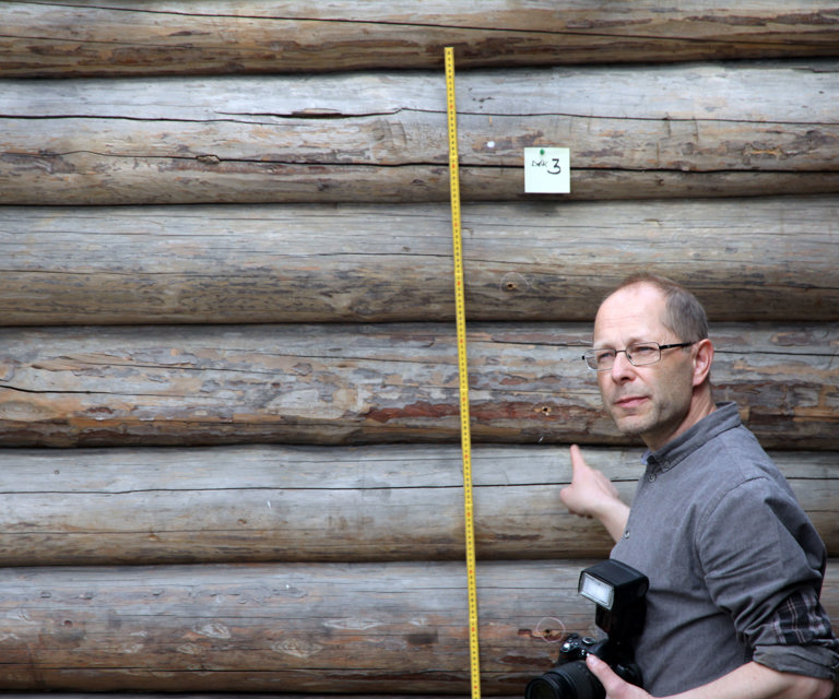 Undervisningen ledes av erfarne fagfolk, her ved dendroøkolog Andreas Kirchhefer. Foto: Bygg og Bevar