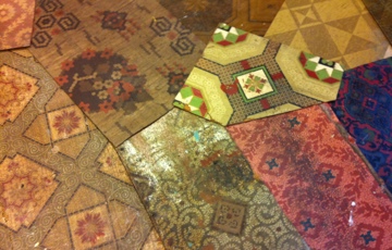 Linoleumsgolv -fragmenter. Det skal ikke store resten til for å rekonstruere et mønster. Foto: Handtryckta Tapeter 