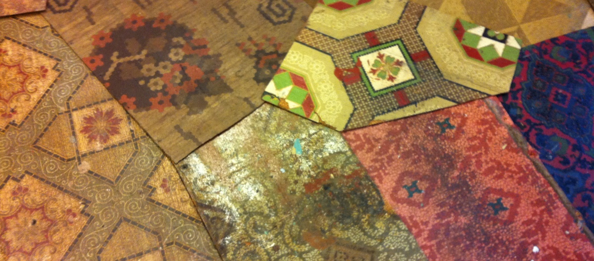 Linoleumsgolv -fragmenter. Det skal ikke store resten til for å rekonstruere et mønster. Foto: Handtryckta Tapeter 