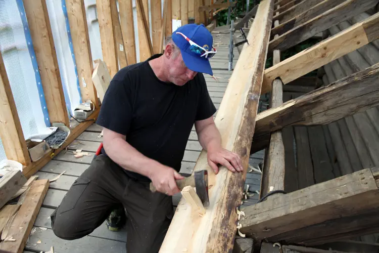Thor Larssen hugger av trenaglen. Foto: Christel Wigen Grøndahl, Bygg og Bevar