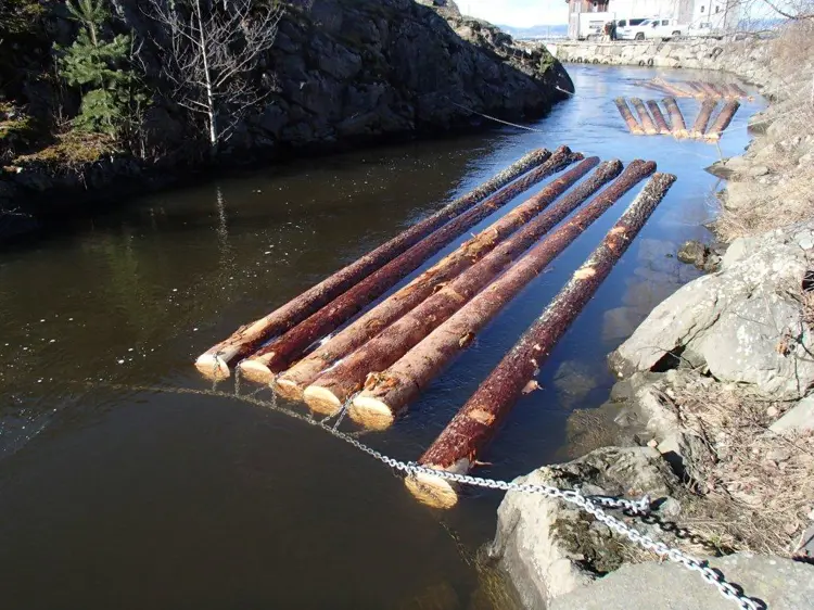 Vasslagring av stokker. Foto Henning Jensen, Norsk Folkemuseum