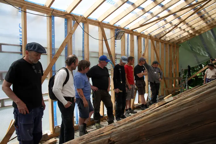 Klasserom for praktisk byningsvern. Fra venstre: Ivar Jørstad, Kai Rune Johansen, Peter Brennvik, Thor Larssen, Magnus Wammen, Jostein Utstumo, Sven Hoftun, Roald Renmælmo og Siv Holmin. Foto: Christel Wigen Grøndahl, Bygg og Bevar