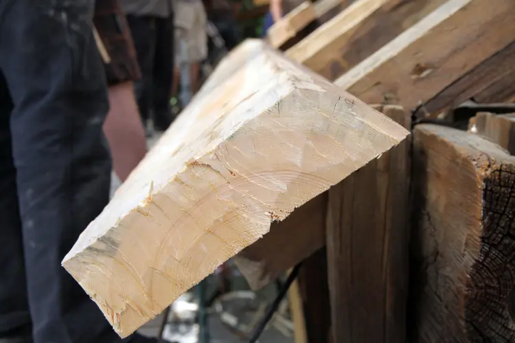 Bordene legges med margen ned. Foto: Christel Wigen Grøndahl, Bygg og Bevar