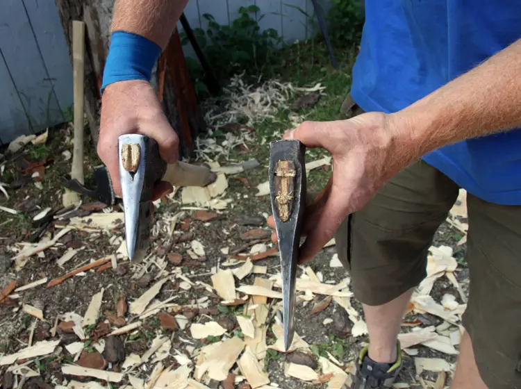 Økser med ulik form. Arbeidsøkten gir mulighet for å prøve ut ulike typer økser. Foto: Christel Wigen Grøndahl, Bygg og Bevar