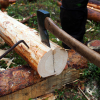 Man hugger langs midten på stokken til den er "dau" og spenningene slipper. Først da er det klart for å slå i kiler. Foto: Åge Emil Bergquist